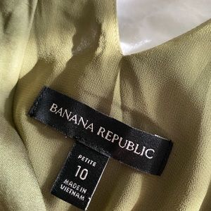 Silky summer Banana Republic Olive Dress size 10p. Makes you twirl lol!